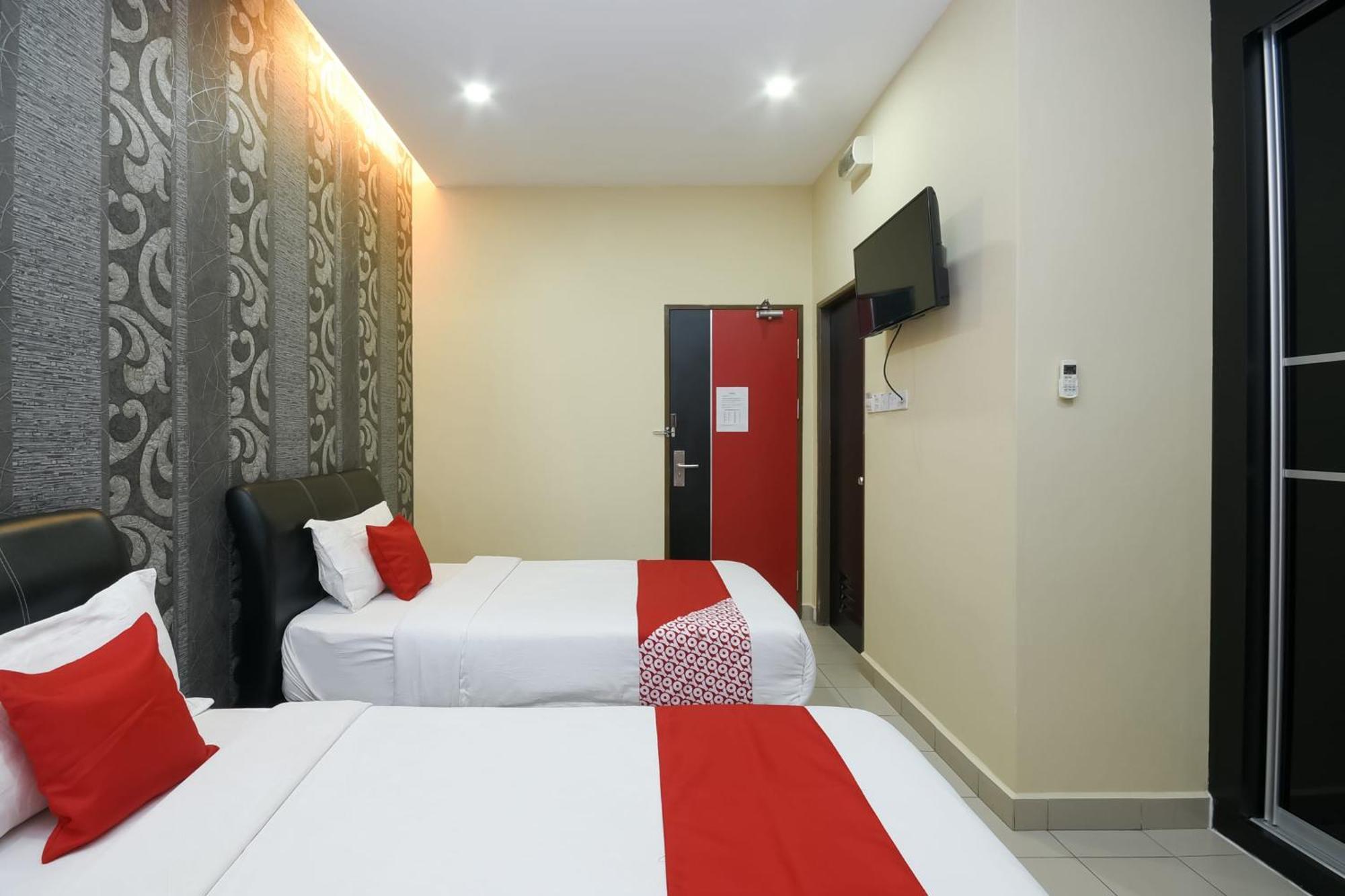 Oyo 89301 Ys Inn Мири Экстерьер фото