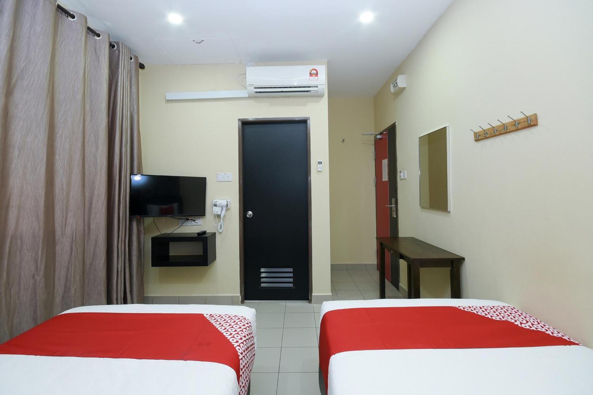 Oyo 89301 Ys Inn Мири Экстерьер фото