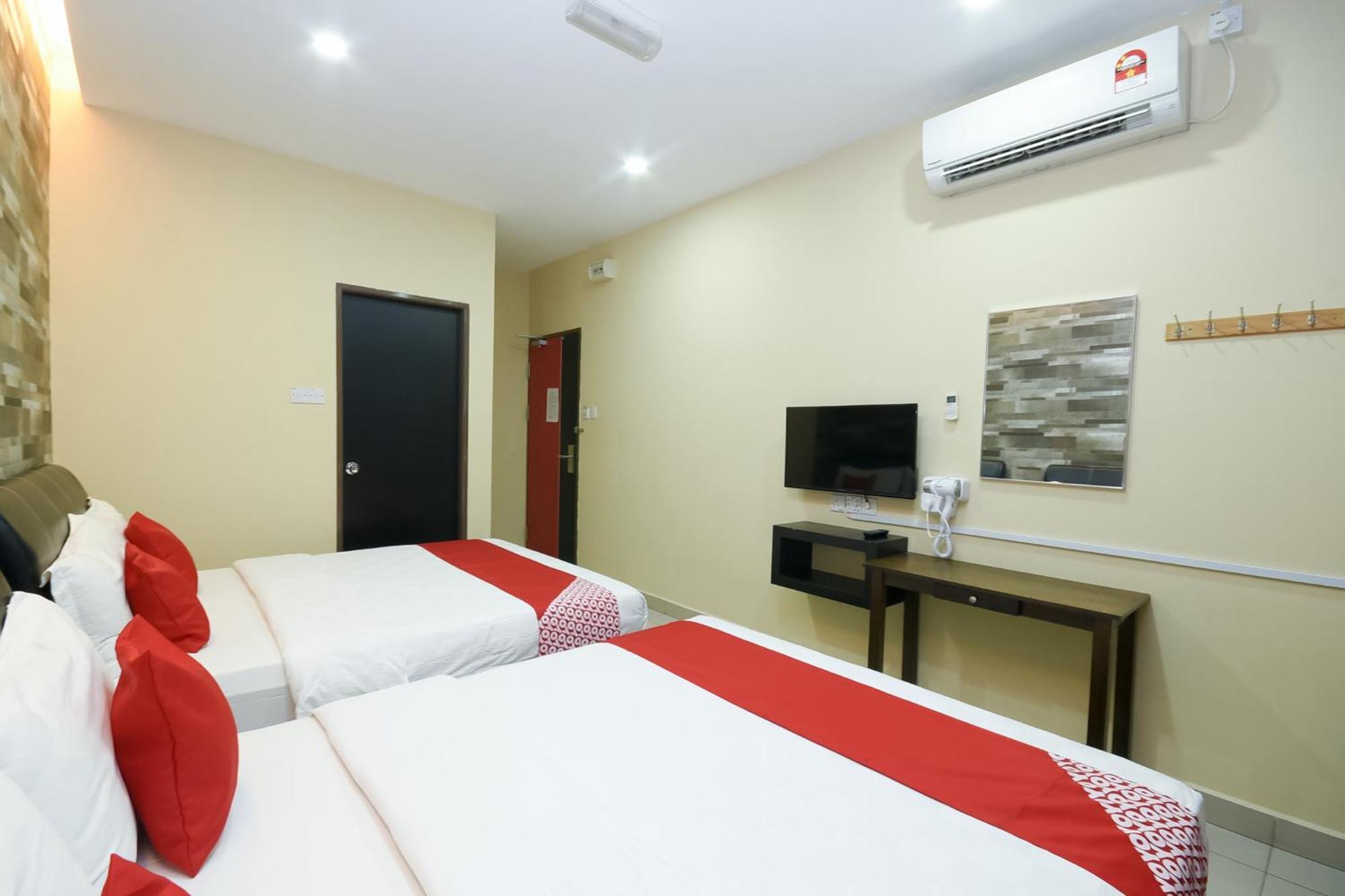 Oyo 89301 Ys Inn Мири Экстерьер фото