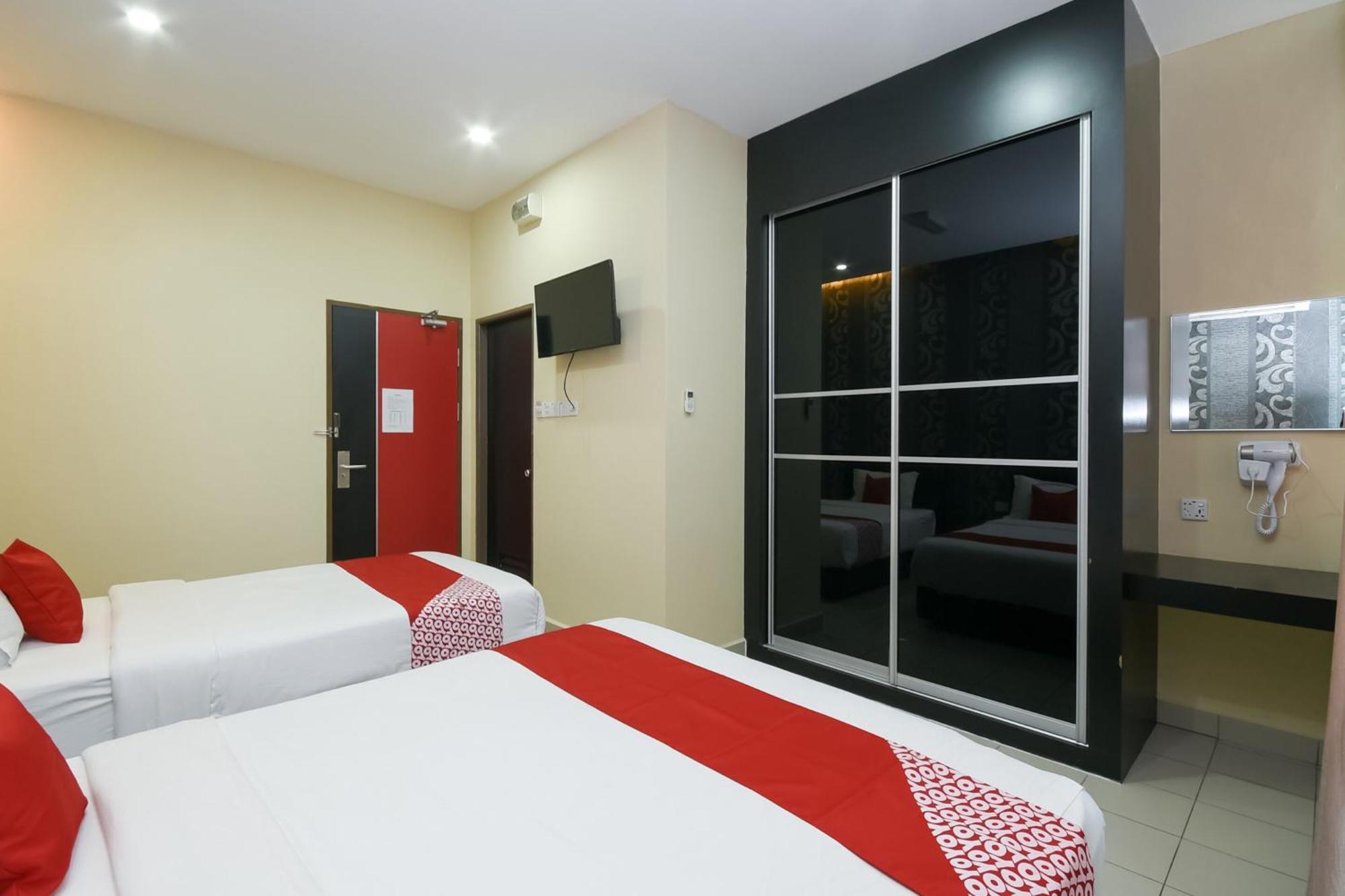 Oyo 89301 Ys Inn Мири Экстерьер фото