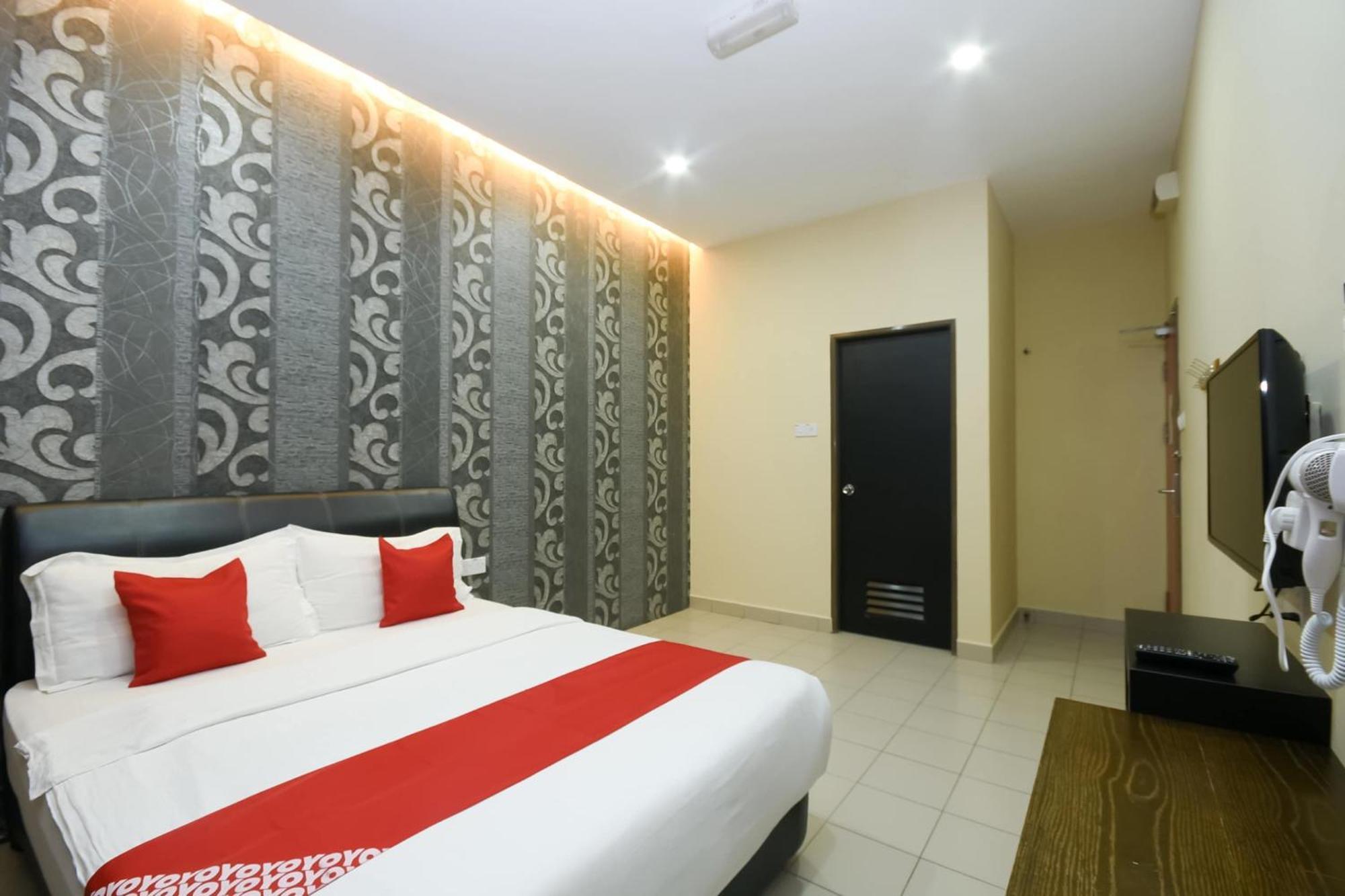 Oyo 89301 Ys Inn Мири Экстерьер фото